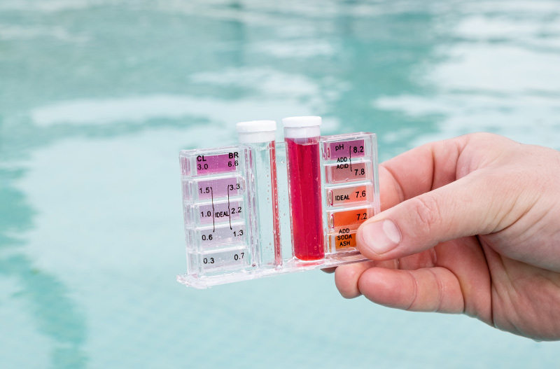La importancia de los analizadores de cloro y pH en el mantenimiento de piscinas
